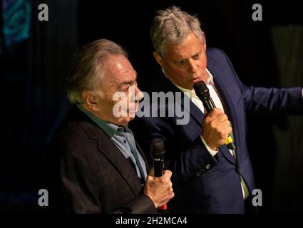 New York, NY - 22 octobre 2021: Sir Andrew Lloyd Webber et Cameron Mackintosh parlent sur scène avant le fantôme de l'Opéra, première performance après une pandémie au Majestic Theatre Banque D'Images