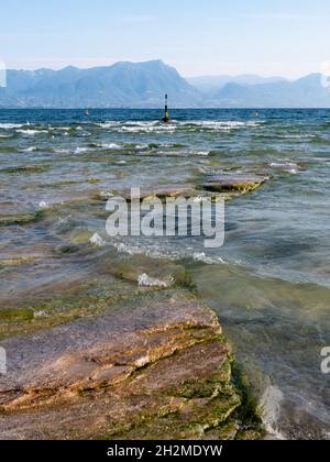 Jamaica Beach sur le lac de Garde dans la péninsule de Sirmione, Italie avec Buoy le matin d'été Banque D'Images