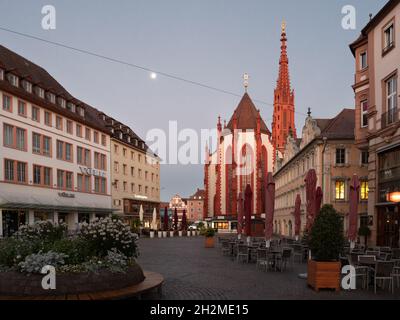 Wuerzburg, Allemagne - septembre 23 2021 : place Oberer Markt et Marienkapelle ou chapelle Sainte Marie à l'aube Banque D'Images