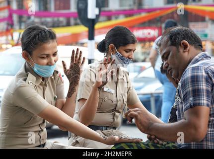 CHANDIGARH, INDE - OCTOBRE 22,2021: La police de Chandigarh reçoit ses mains décorées avec Mehndi ou Henna à Chandigarh le 22 octobre 2021 pour le Banque D'Images