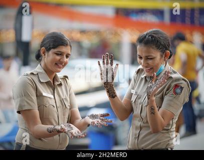 CHANDIGARH, INDE - OCTOBRE 22,2021: La police de Chandigarh reçoit ses mains décorées avec Mehndi ou Henna à Chandigarh le 22 octobre 2021 pour le Banque D'Images