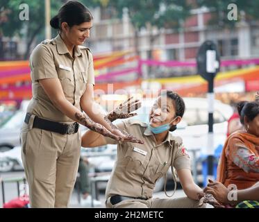 CHANDIGARH, INDE - OCTOBRE 22,2021: La police de Chandigarh reçoit ses mains décorées avec Mehndi ou Henna à Chandigarh le 22 octobre 2021 pour le Banque D'Images