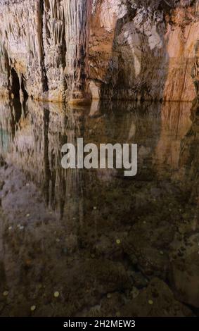 Ancienne grotte du nord de la Sardaigne avec lac intérieur, réflexions, stalactites et stalagmites Banque D'Images