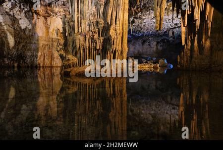 Ancienne grotte du nord de la Sardaigne avec lac intérieur, réflexions, stalactites et stalagmites Banque D'Images