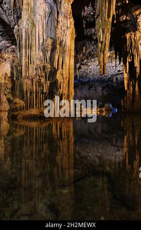 Ancienne grotte du nord de la Sardaigne avec lac intérieur, réflexions, stalactites et stalagmites Banque D'Images