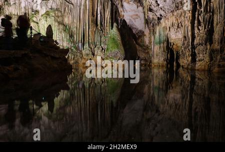 Ancienne grotte du nord de la Sardaigne avec lac intérieur, réflexions, stalactites et stalagmites Banque D'Images