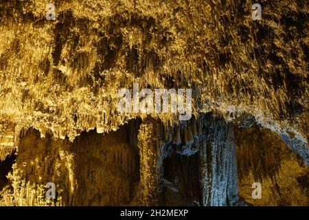 Ancienne grotte du nord de la Sardaigne avec lac intérieur, réflexions, stalactites et stalagmites Banque D'Images