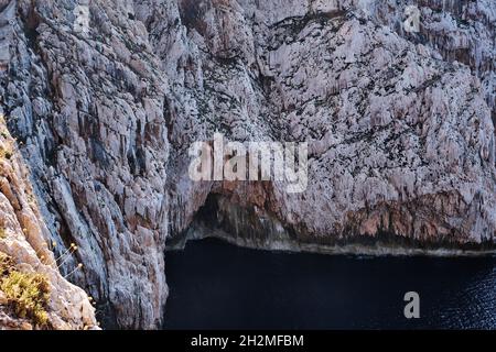 Ancienne grotte du nord de la Sardaigne avec lac intérieur, réflexions, stalactites et stalagmites Banque D'Images