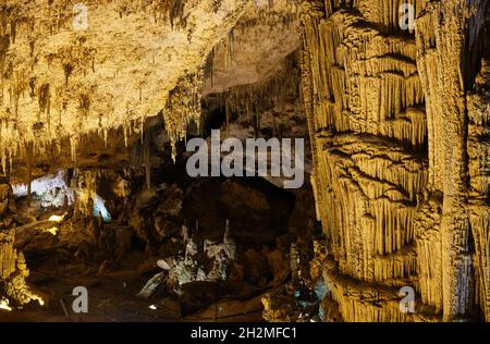 Ancienne grotte du nord de la Sardaigne avec lac intérieur, réflexions, stalactites et stalagmites Banque D'Images