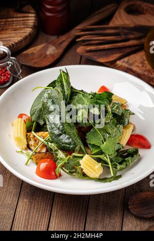 Salade d'épinards saine avec aubergines et maïs pour bébé Banque D'Images