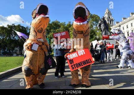 Des manifestants habillés comme des dinosaures participent à un rassemblement sur la place du Parlement. Banque D'Images
