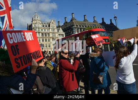 Les manifestants tiennent des pancartes lors d'un rassemblement sur la place du Parlement.La communauté LGB appelle les organismes publics et les entreprises privées qui sont membres de Stonewall à sortir du programme de charité. Banque D'Images