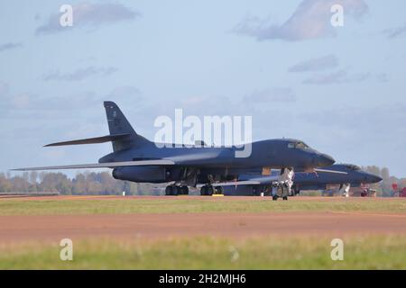 Deux bombardiers stratégiques à balayage variable Rockwell B1-B de l'USAF stationnés à RAF Fairford, Royaume-Uni Banque D'Images