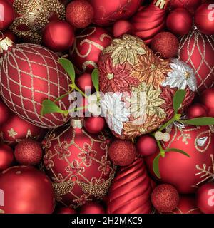 GUI de Noël avec de luxueuses décorations d'arbre rouges et or avec boule en forme de coeur.Arrière-plan abstrait, romantique composition festive. Banque D'Images