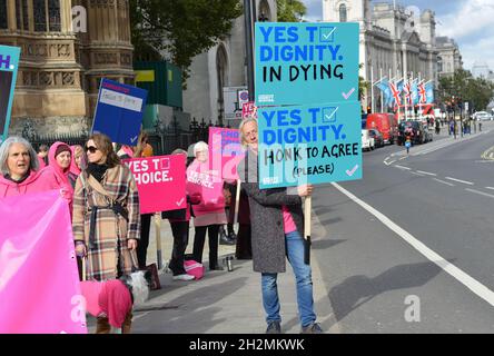 Un homme tient un écriteau exprimant son opinion à Abingdon Street pendant la démonstration.Les manifestants appellent au soutien et à la protection des personnes en phase terminale cherchant une chance dans la loi de leur permettre de se suicider assidu. Banque D'Images