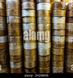 Cuiseurs à vapeur de bambou pour dim sum chinois, Hong Kong, Chine. Banque D'Images