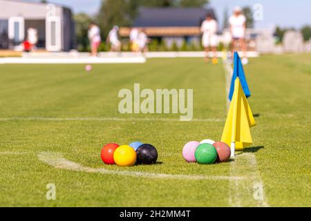 un jeu de boules de croquet colorées sur la pelouse verte avant le match Banque D'Images