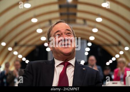 Bielefeld, Allemagne.23 octobre 2021.Armin Laschet, Ministre Président de la Rhénanie-du-Nord-Westphalie et Président de l'Etat partie, est accueilli par les délégués.La CDU du Rhin-Westphalie élit un nouveau président d'État pour succéder à Armin Laschet.Credit: Bernd Thissen/dpa/Alay Live News Banque D'Images