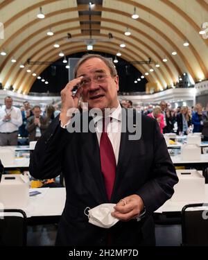 Bielefeld, Allemagne.23 octobre 2021.Armin Laschet, Président du Ministre et Président de l'Etat partie, est accueilli par les délégués.La CDU du Rhin-Westphalie élit un nouveau président d'État pour succéder à Armin Laschet.Credit: Bernd Thissen/dpa/Alay Live News Banque D'Images