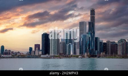 Horizon de Chicago Illinois, heure du coucher du soleil.Chicago City Waterfront High Rise buildings, ciel nuageux fond.Paysage urbain du centre-ville.ÉTATS-UNIS Banque D'Images