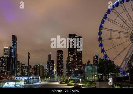 Bâtiments de la ville de Chicago illuminés et Centennial Wheel à Navy Pier, ciel nuageux en arrière-plan.Illinois États-Unis Banque D'Images