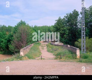 PUENTE ROMANO DE TALAMANCA DEL JARAMA - CALZADA DEL PUENTE ROMANO.Emplacement : EXTÉRIEUR.TALAMANCA DEL JARAMA.MADRID.ESPAGNE. Banque D'Images