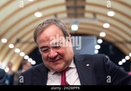 Bielefeld, Allemagne.23 octobre 2021.Armin Laschet, Ministre Président de la Rhénanie-du-Nord-Westphalie et Président de l'Etat partie, est accueilli par les délégués.La CDU du Rhin-Westphalie élit un nouveau président d'État pour succéder à Armin Laschet.Credit: Bernd Thissen/dpa/Alay Live News Banque D'Images