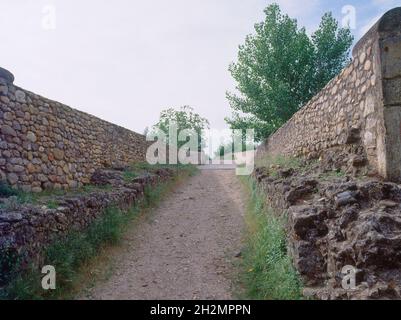 PUENTE ROMANO DE TALAMANCA DEL JARAMA - SUBIDA A LA CALZADA DEL PUENTE.Emplacement : EXTÉRIEUR.TALAMANCA DEL JARAMA.MADRID.ESPAGNE. Banque D'Images