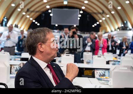 Bielefeld, Allemagne.23 octobre 2021.Armin Laschet, Ministre Président de la Rhénanie-du-Nord-Westphalie et Président de l'Etat partie, est accueilli par les délégués.La CDU du Rhin-Westphalie élit un nouveau président d'État pour succéder à Armin Laschet.Credit: Bernd Thissen/dpa/Alay Live News Banque D'Images