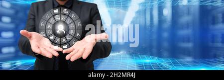 Image d'un homme d'affaires qui présente avec ses deux mains une incroyable technologie futuriste.Partage des connaissances des employés Banque D'Images