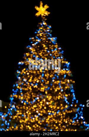 Décoration de Noël lumineuse de saison.Vue extérieure floue avec effet de flou Banque D'Images