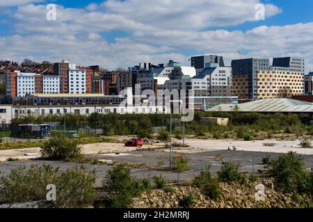 Terres développées (hôtel, aménagement d'appartements d'étudiants) et déchets abandonnés (voiture abandonnée, site de friches industrielles) - Leeds, Yorkshire, Angleterre, Royaume-Uni Banque D'Images