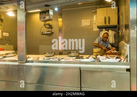 Pêcheurs à Atarazanas, étals du marché couvert vendant des fruits de mer à Malaga, Andalousie, Espagne. Banque D'Images