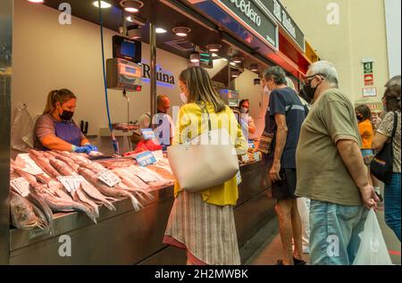 Pêcheurs à Atarazanas, étals du marché couvert vendant des fruits de mer à Malaga, Andalousie, Espagne. Banque D'Images