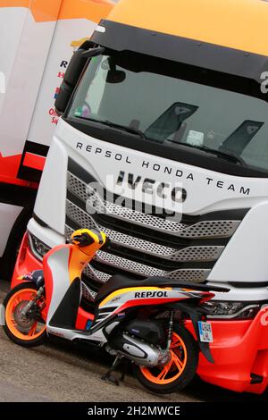 Misano, Italie.23 octobre 2021.Repsol Honda paddock Truck au Misano World circuit Marco Simoncelli, Italie, 23 oct, 2021 lors d'une humide FP3 pour le Gran Premio Nolan del Made in Italy E dell Emilia-Romagna Grand Prix à Misano crédit: Graham Holt/Alay Live News Banque D'Images