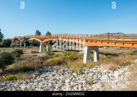 Senda Litoral, promenade en bois, passerelle de pont, à la réserve naturelle de Guadalhorce, reliant les plages de la Costa del sol, Malaga, Andalousie, Espagne. Banque D'Images