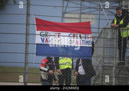 Misano, Italie.23 octobre 2021.Les fans néerlandais de Rossi érigeant leur drapeau au Misano World circuit Marco Simoncelli, Italie, 23 octobre 2021 lors d'une humide FP3 pour le Gran Premio Nolan del Made in Italy E dell Emilia-Romagna Grand Prix à Misano Credit: Graham Holt/Alay Live News Banque D'Images