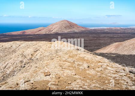 Paysage volcanique avec de la lave ancienne ou malpais et volcans à Lanzarote, îles Canaries, Espagne. Banque D'Images