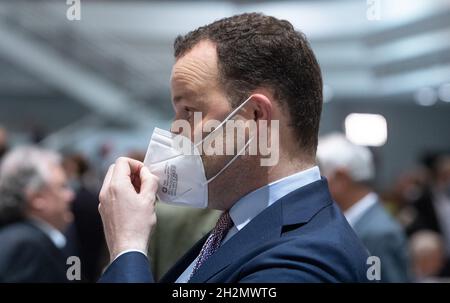 Bielefeld, Allemagne.23 octobre 2021.Jens Spahn, ministre fédéral de la Santé (CDU) ajuste son masque FFP2.La CDU de Rhénanie-du-Nord-Westphalie élit un nouveau président d'État pour succéder à Armin Laschet.Credit: Bernd Thissen/dpa/Alay Live News Banque D'Images