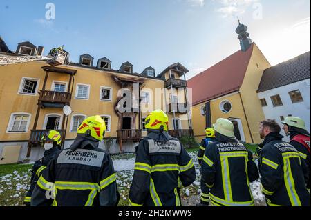 Reisbach, Allemagne.23 octobre 2021.Les pompiers se tiennent devant un immeuble d'appartements incendié.Trois femmes et un bébé prématuré sont morts dans un incendie dans la maison.Credit: Armin Weigel/dpa/Alay Live News Banque D'Images