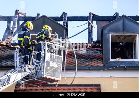 Reisbach, Allemagne.23 octobre 2021.Les pompiers travaillent sur une maison brûlée.Trois femmes et un bébé prématuré sont morts dans un incendie dans l'immeuble.Credit: Armin Weigel/dpa/Alay Live News Banque D'Images