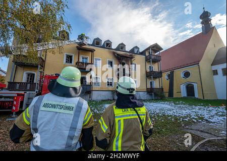 Reisbach, Allemagne.23 octobre 2021.Les pompiers se tiennent devant un immeuble d'appartements incendié.Trois femmes et un bébé prématuré sont morts dans un incendie dans la maison.Credit: Armin Weigel/dpa/Alay Live News Banque D'Images