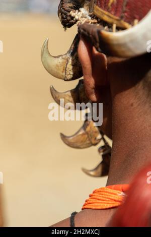 Résumé Portrait d'un tribesman naga de l'arrière vêtu d'une tenue traditionnelle de guerrier à Kohima Nagaland Inde le 4 décembre 2016 Banque D'Images