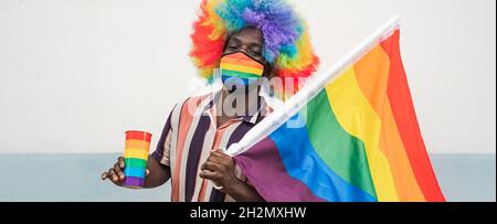 Afro gay homme ayant du plaisir célébrant le festival de la fierté gay - concept de communauté LGBTQ Banque D'Images