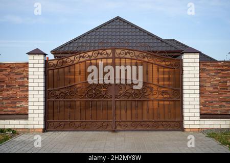 Portes métalliques forgées en polycarbonate transparent dans une maison privée Banque D'Images