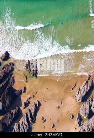 Tir de drone de haut en bas de Combesgate Beach - Woolacombe, Devon, Angleterre Banque D'Images