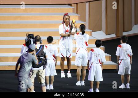 23 JUILLET 2021 - TOKYO, JAPON: Le joueur de tennis japonais Naomi Osaka est le dernier porteur de la torche et porte la flamme vers le haut des marches pour allumer la ca olympique Banque D'Images