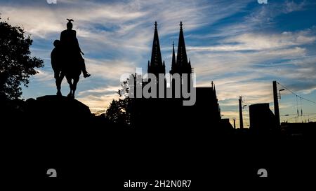 Silhouette noire de la cathédrale de Cologne et de la statue équestre Kaiser Wilhelm II. Banque D'Images