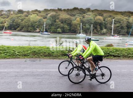 Crosshaven, Cork, Irlande.23 octobre 2021.Crosshaven, Cork, Irlande.23 octobre 2021.Les participants au fort 2 fort Charity cycle passent devant la pittoresque piscine de Drake à Crosshaven Co. Cork.Le cycle vise à recueillir des fonds pour la Fondation de l'hôpital universitaire Mercy, quatre Lions Clubs de la ville et du comté de Cork et la restauration de Camden fort Meagher.- photo David Creedon crédit: David Creedon/Alamy Live News Banque D'Images