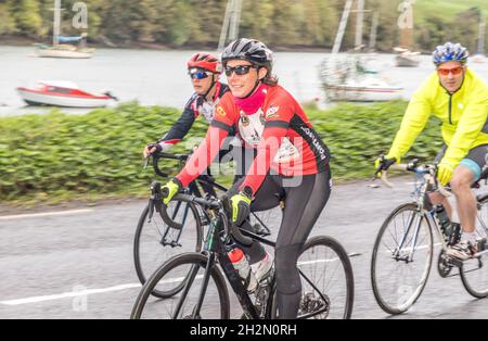 Crosshaven, Cork, Irlande.23 octobre 2021.Crosshaven, Cork, Irlande.23 octobre 2021.Les participants au fort 2 fort Charity cycle passent devant la pittoresque piscine de Drake à Crosshaven Co. Cork.Le cycle vise à recueillir des fonds pour la Fondation de l'hôpital universitaire Mercy, quatre Lions Clubs de la ville et du comté de Cork et la restauration de Camden fort Meagher.- photo David Creedon crédit: David Creedon/Alamy Live News Banque D'Images